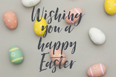 El yazısı paskalya mesajı ile renkli paskalya yumurtaları