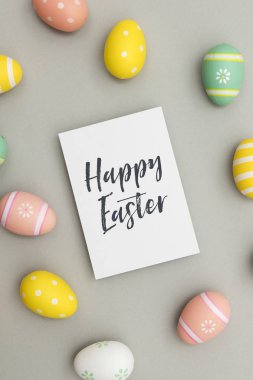 El yazısı paskalya mesajı ile renkli paskalya yumurtaları