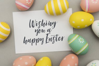 El yazısı paskalya mesajı ile renkli paskalya yumurtaları