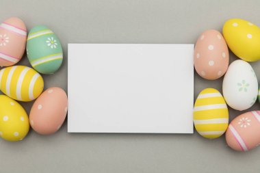 Paskalya tatili arka plan. Pastel renklerle süslenmiş Paskalya yumurtası