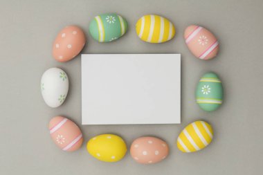 Paskalya tatili arka plan. Pastel renklerle süslenmiş Paskalya yumurtası