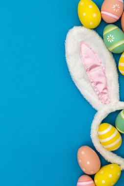 Bir b tavşan kulakları ve paskalya yumurtaları ile Paskalya tatili arka plan