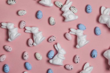 Yumurta ve paskalya bunni ile Pastel pembe paskalya tatili arka plan