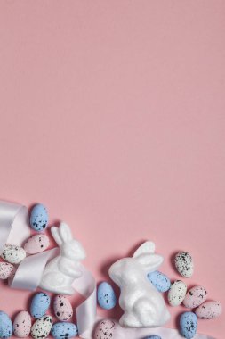 Yumurta ve paskalya bunni ile Pastel pembe paskalya tatili arka plan