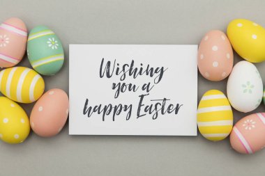 El yazısı paskalya mesajı ile renkli paskalya yumurtaları