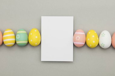 Paskalya tatili arka plan. Pastel renklerle süslenmiş Paskalya yumurtası