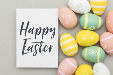 El yazısı paskalya mesajı ile renkli paskalya yumurtaları