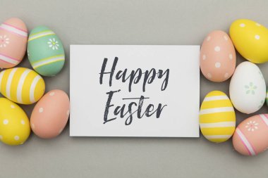 El yazısı paskalya mesajı ile renkli paskalya yumurtaları