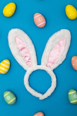 Bir b tavşan kulakları ve paskalya yumurtaları ile Paskalya tatili arka plan