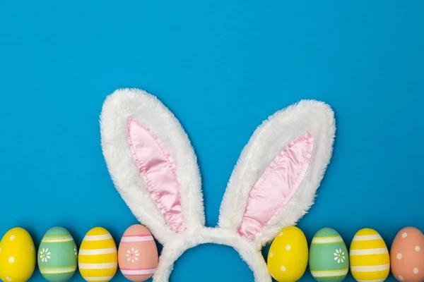 复活节假期背景与兔子耳朵和复活节彩蛋在b — 图库照片
