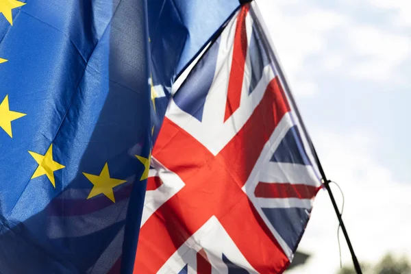 Unión Europea y la Unión Británica banderas jack ondeando juntos. Bre. — Foto de Stock
