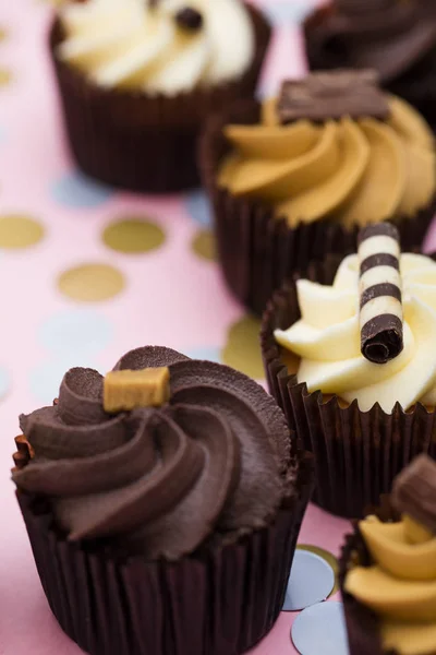 Gâteaux décorés de chocolat, de caramel et de glaçage à la vanille — Photo