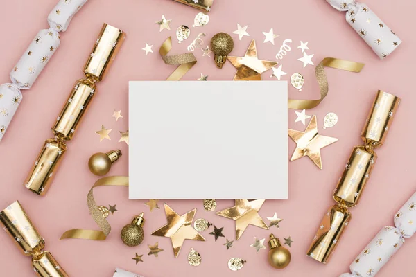 Золотий різдвяний крекер з чистим білим лейблом. розкішне золото — стокове фото