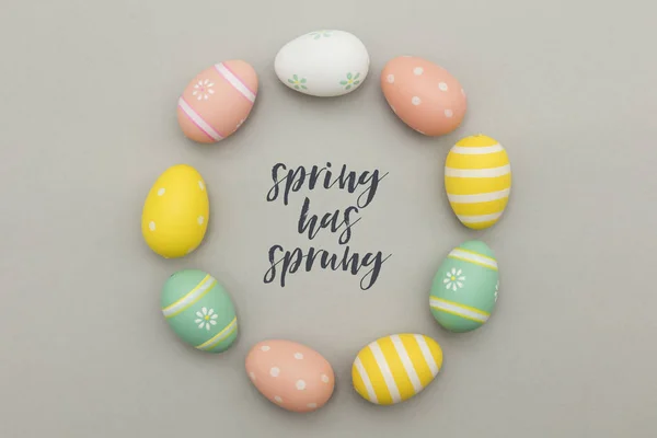 Színes húsvéti tojások kézírásos húsvéti üzenettel — Stock Fotó