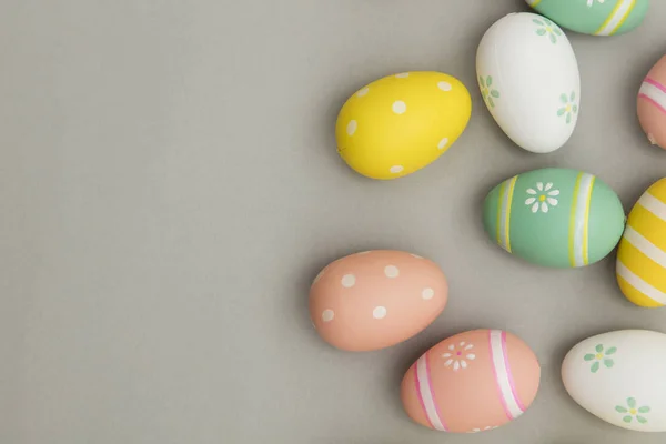 Fondo de vacaciones de Pascua. Huevos de Pascua decorados de color pastel —  Fotos de Stock