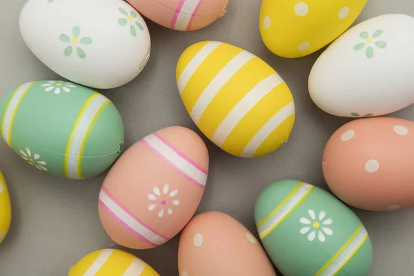 Paskalya tatili arka plan. Pastel renklerle süslenmiş Paskalya yumurtası — Stok fotoğraf