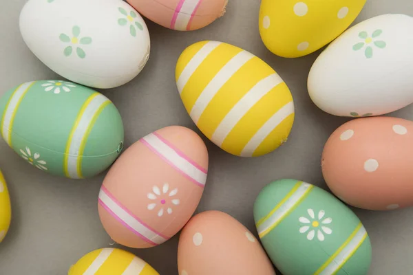 Fondo de vacaciones de Pascua. Huevos de Pascua decorados de color pastel —  Fotos de Stock