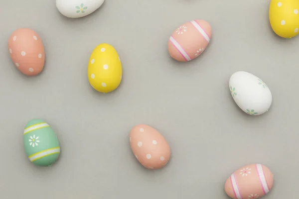 Fond de vacances de Pâques. Oeufs de Pâques décorés de couleur pastel — Photo