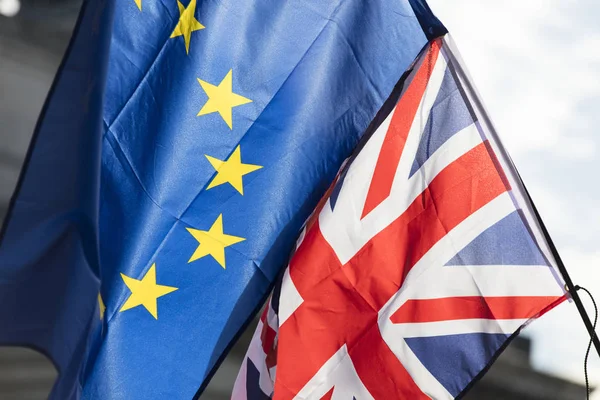 Unión Europea y la Unión Británica banderas jack ondeando juntos. Bre. — Foto de Stock