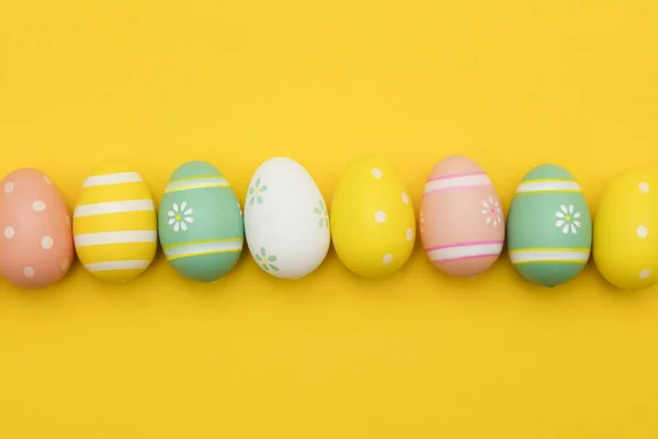 Huevos de Pascua pintados sobre un fondo amarillo brillante —  Fotos de Stock