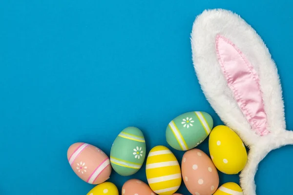 复活节假期背景与兔子耳朵和复活节彩蛋在b — 图库照片