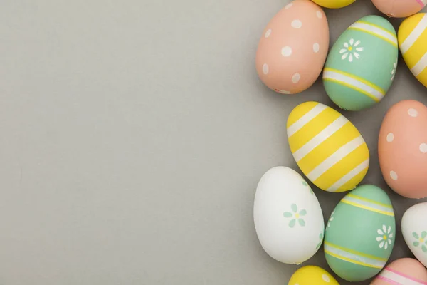 Fondo de vacaciones de Pascua. Huevos de Pascua decorados de color pastel —  Fotos de Stock