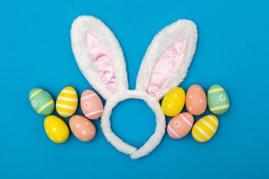 Bir b tavşan kulakları ve paskalya yumurtaları ile Paskalya tatili arka plan