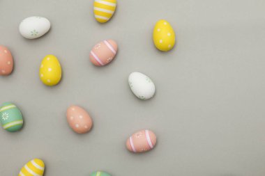 Paskalya tatili arka plan. Pastel renklerle süslenmiş Paskalya yumurtası