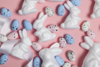 Yumurta ve paskalya bunni ile Pastel pembe paskalya tatili arka plan