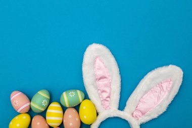 Bir b tavşan kulakları ve paskalya yumurtaları ile Paskalya tatili arka plan