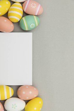 Paskalya tatili arka plan. Pastel renklerle süslenmiş Paskalya yumurtası