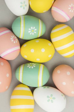 Paskalya tatili arka plan. Pastel renklerle süslenmiş Paskalya yumurtası