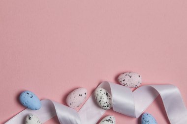 Pastel pembe arka plan üzerinde paskalya yumurtası koleksiyonu