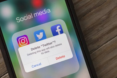 Oxford, Uk - 22 Ağustos 2018: Bir Twitter kullanıcısı sosyal