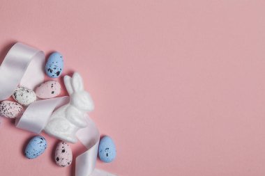 Yumurta ve paskalya bunni ile Pastel pembe paskalya tatili arka plan