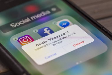 Oxford, İngiltere - 22 Ağustos 2018: Bir Facebook kullanıcısı socia'yı siliyor