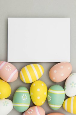 Paskalya tatili arka plan. Pastel renklerle süslenmiş Paskalya yumurtası