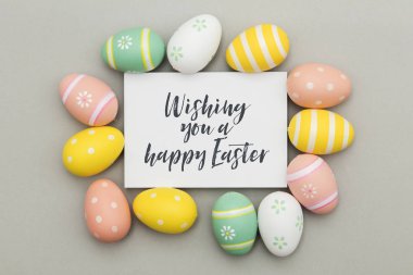 El yazısı paskalya mesajı ile renkli paskalya yumurtaları