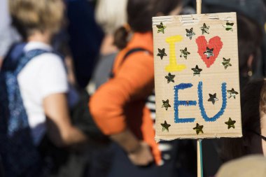 Brexit karşıtı protesto destekçileri Londra'nın merkezinde yürüdü