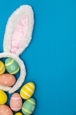 Bir b tavşan kulakları ve paskalya yumurtaları ile Paskalya tatili arka plan