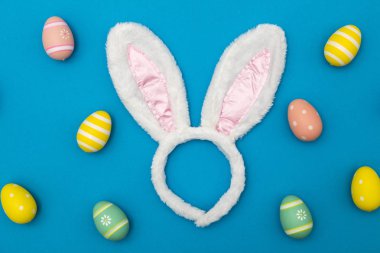 Bir b tavşan kulakları ve paskalya yumurtaları ile Paskalya tatili arka plan