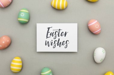 El yazısı paskalya mesajı ile renkli paskalya yumurtaları