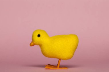 Pastel pembe arka plan üzerinde Paskalya civciv