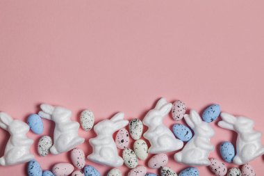 Yumurta ve paskalya bunni ile Pastel pembe paskalya tatili arka plan