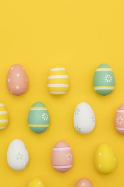 Parlak sarı bir arka plan üzerinde boyalı paskalya yumurtaları