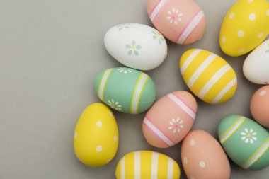 Paskalya tatili arka plan. Pastel renklerle süslenmiş Paskalya yumurtası