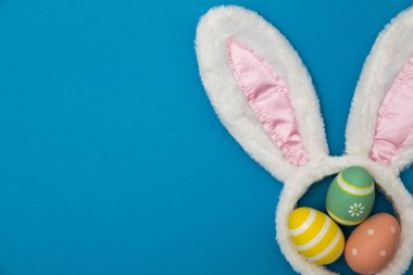 Bir b tavşan kulakları ve paskalya yumurtaları ile Paskalya tatili arka plan