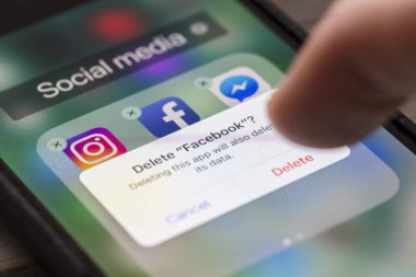Oxford, İngiltere - 22 Ağustos 2018: Bir Facebook kullanıcısı socia'yı siliyor
