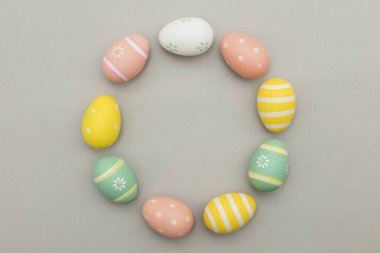 Paskalya tatili arka plan. Pastel renklerle süslenmiş Paskalya yumurtası