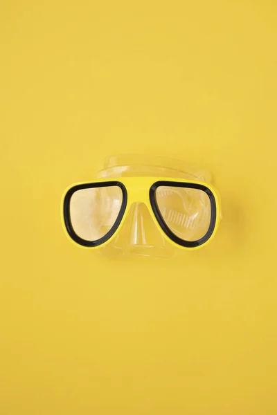 Um snorkel amarelo e máscara de mergulho em um fundo amarelo. despesas gerais colocar plano — Fotografia de Stock